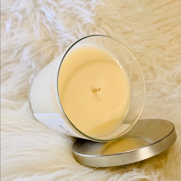 Crisp Cotton 9oz Soy Candle - Picture 2 of 3
